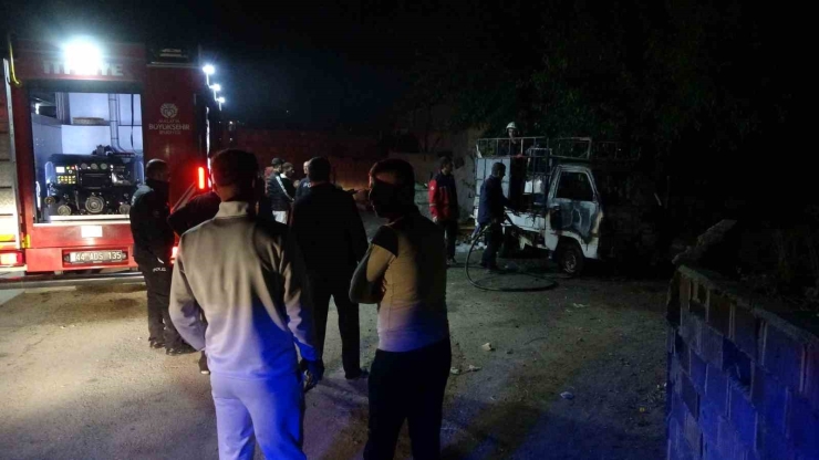 Malatya’da Park Halindeki Araçta Çıkan Yangın Paniğe Neden Oldu