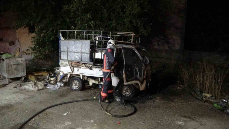 Malatya’da Park Halindeki Araçta Çıkan Yangın Paniğe Neden Oldu