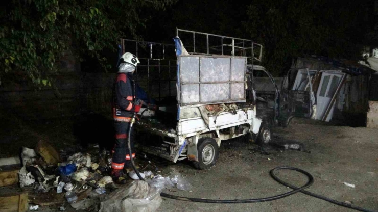 Malatya’da Park Halindeki Araçta Çıkan Yangın Paniğe Neden Oldu