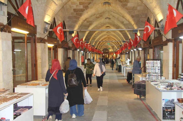 Depremde Hasar Gören Tarihi Zincirli Bedesten Yeniden Uğrak Noktası Oldu