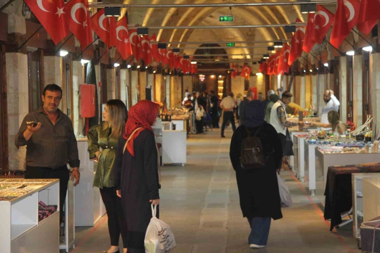 Depremde Hasar Gören Tarihi Zincirli Bedesten Yeniden Uğrak Noktası Oldu
