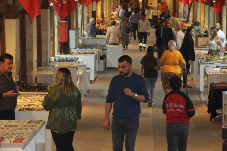 Depremde Hasar Gören Tarihi Zincirli Bedesten Yeniden Uğrak Noktası Oldu