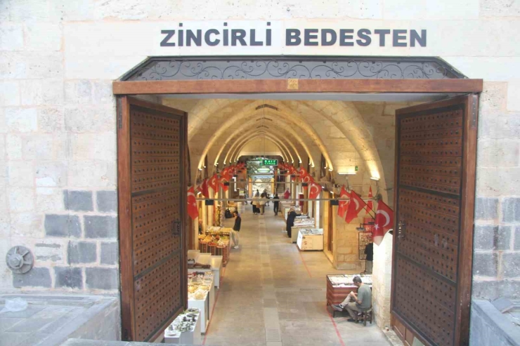 Depremde Hasar Gören Tarihi Zincirli Bedesten Yeniden Uğrak Noktası Oldu