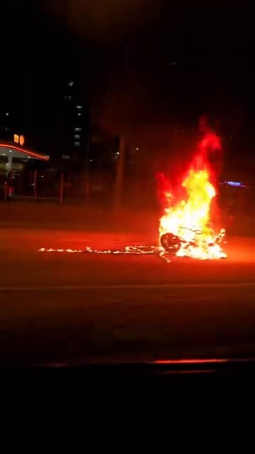 Diyarbakır’da Aracın Çarptığı Motosiklet Savrulup Alev Aldı: 1 Yaralı