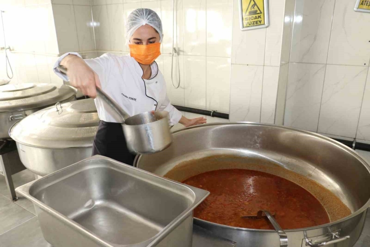 Bir İlçedeki Okulların Yemek İhtiyacını Bu Lise Karşılıyor: Yıllık 15 Milyon Ciro Yapıyor