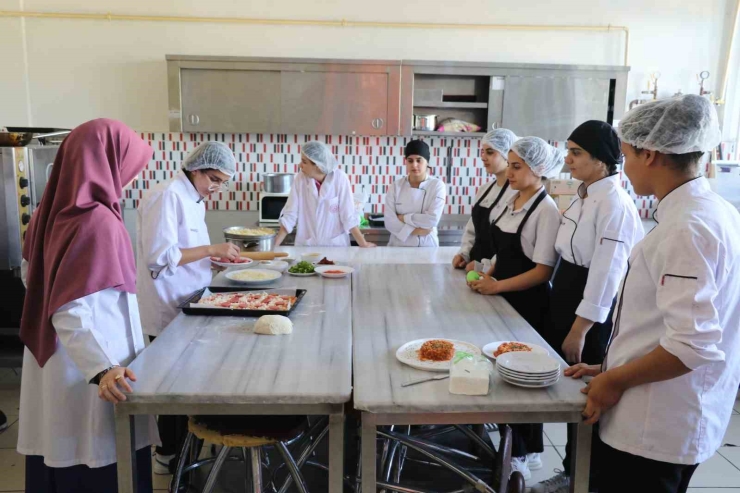 Bir İlçedeki Okulların Yemek İhtiyacını Bu Lise Karşılıyor: Yıllık 15 Milyon Ciro Yapıyor