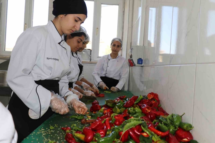 Bir İlçedeki Okulların Yemek İhtiyacını Bu Lise Karşılıyor: Yıllık 15 Milyon Ciro Yapıyor