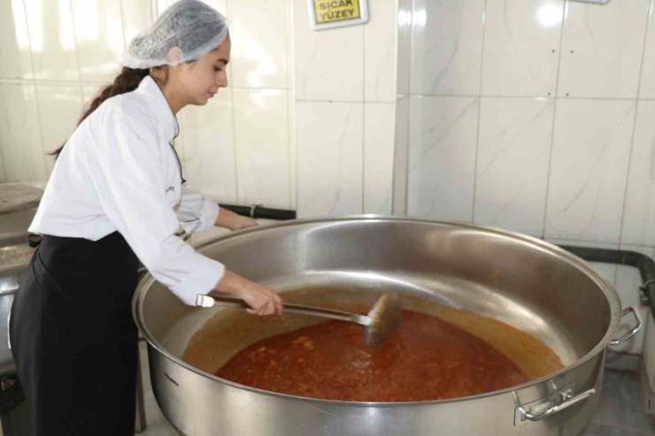 Bir İlçedeki Okulların Yemek İhtiyacını Bu Lise Karşılıyor: Yıllık 15 Milyon Ciro Yapıyor