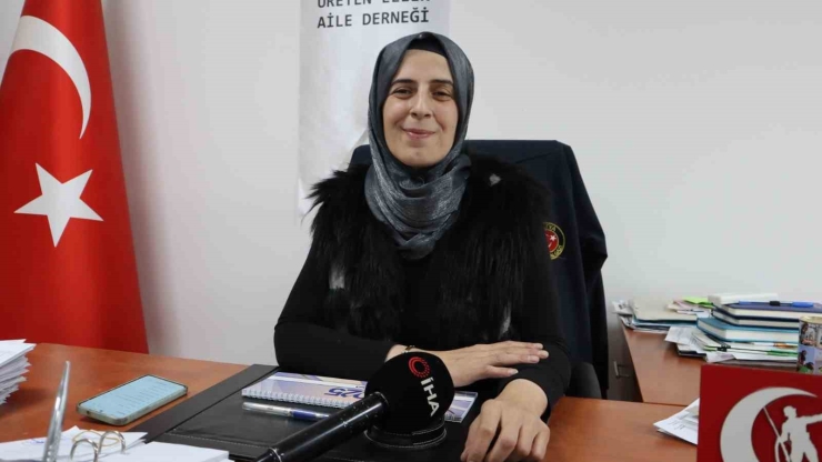 "evinde Otur" Dediler, O Mahallesine Hizmet Etmeyi Seçti