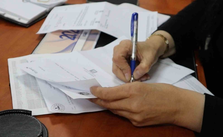 "evinde Otur" Dediler, O Mahallesine Hizmet Etmeyi Seçti