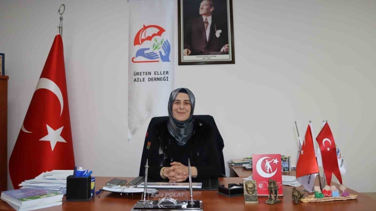 "evinde Otur" Dediler, O Mahallesine Hizmet Etmeyi Seçti