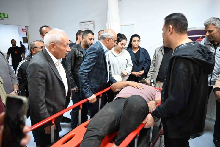 Malatya’da Yol Yapım Ekibini Taşıyan Minibüs Kaza Yaptı: 4 Yaralı