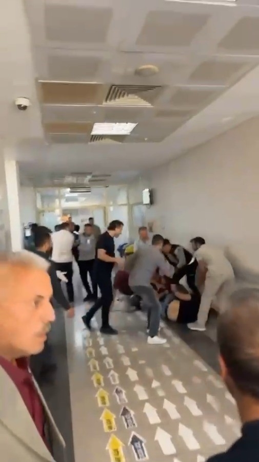 Şanlıurfa’da Hastane Acilinde Tekme Tokat Kavga Kamerada