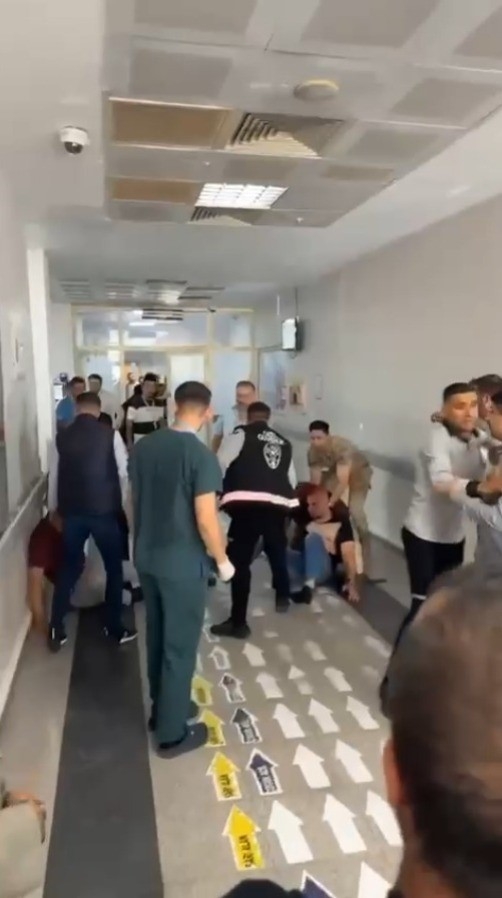 Şanlıurfa’da Hastane Acilinde Tekme Tokat Kavga Kamerada