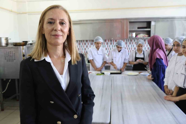 Bir İlçedeki Okulların Yemek İhtiyacını Bu Lise Karşılıyor: Yıllık 15 Milyon Ciro Yapıyor