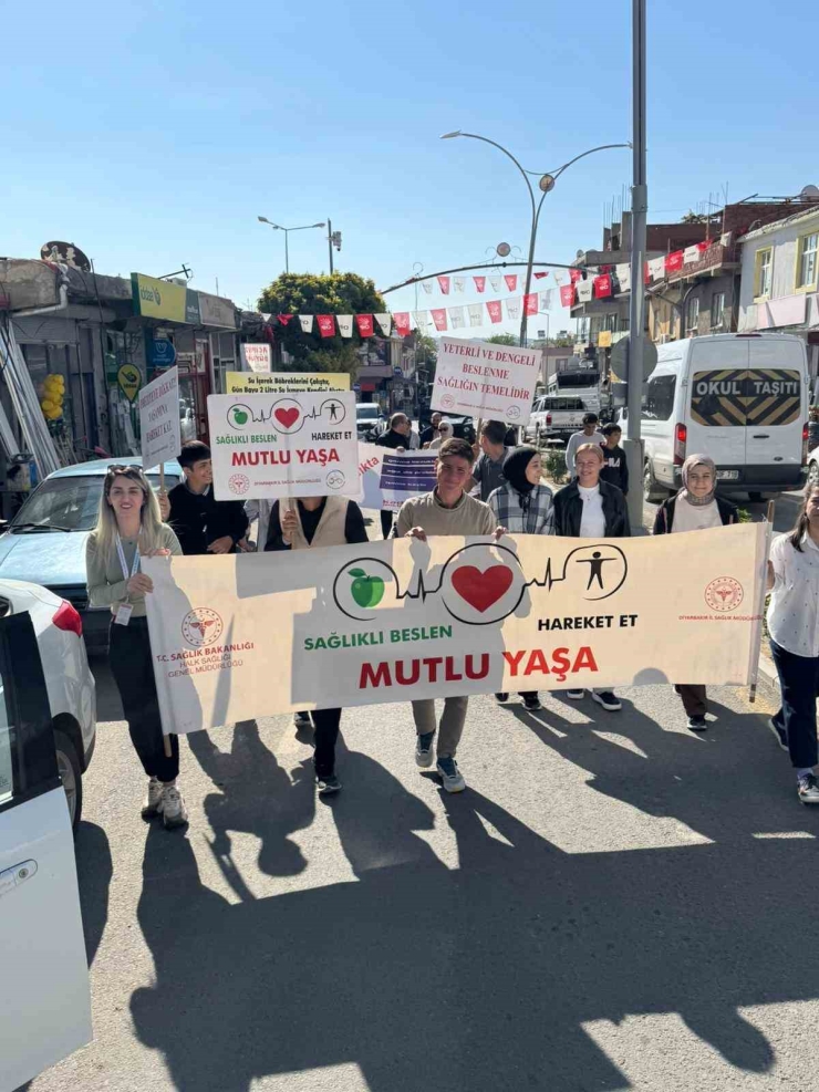 Dicle’de Sağlıkçılardan Dünya Yaşlılar Ve Yürüyüş Günü Etkinliği
