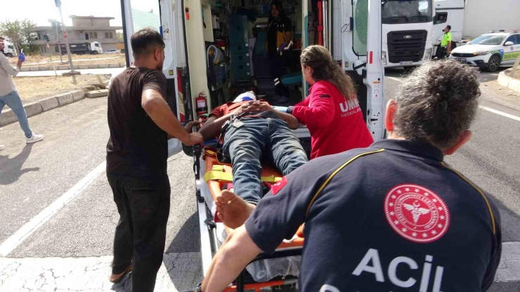 Yaralı Taşıyan Otomobille Kamyonet Çarpıştı: 3 Yaralı