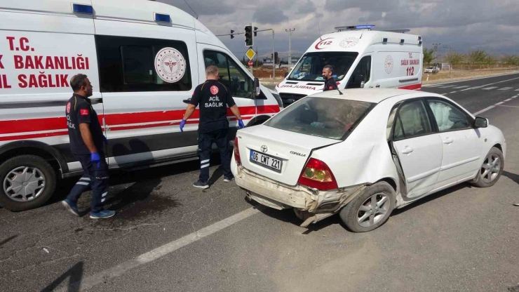 Yaralı Taşıyan Otomobille Kamyonet Çarpıştı: 3 Yaralı