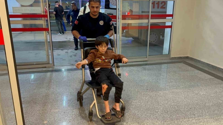 Devrilen Motosikletteki 4 Kişi Yaralandı