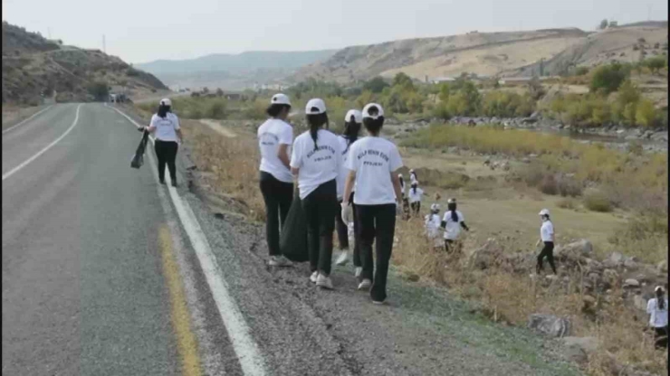 ‘kulp Benim Evim’ Projesi Kapsamında Öğrenciler Çöp Topladı