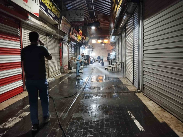 Eyyübiye Belediyesi Kirlenen Sokakları Yıkadı