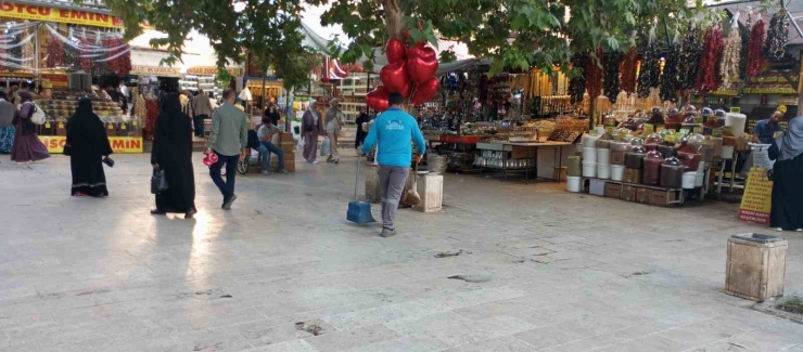 Eyyübiye Belediyesi Kirlenen Sokakları Yıkadı