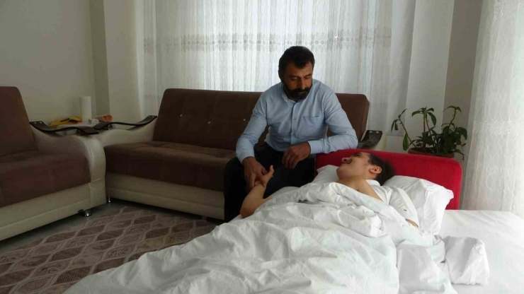 Depremde Dili Boğazına Kaçan Muhammed’in Yaşam Mücadelesi Sürüyor