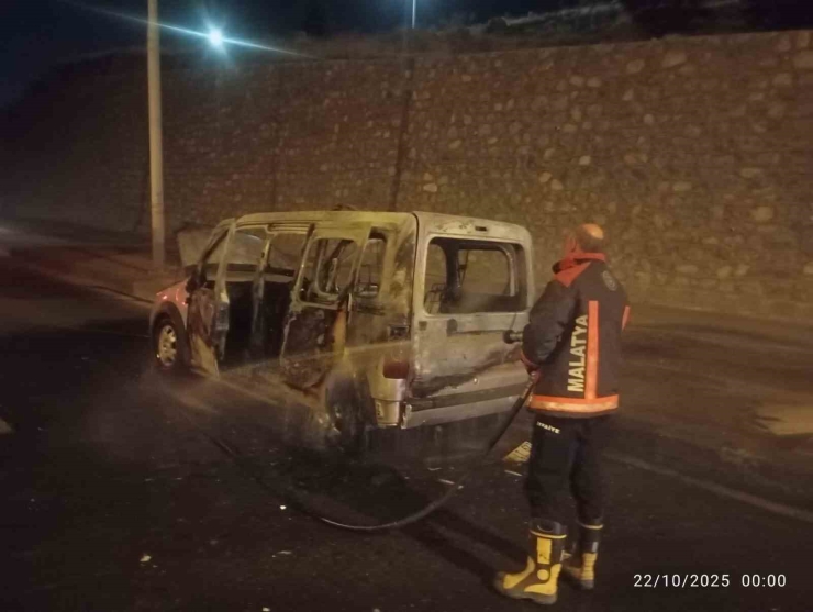 Malatya’da Seyir Halindeki Otomobil Alev Aldı