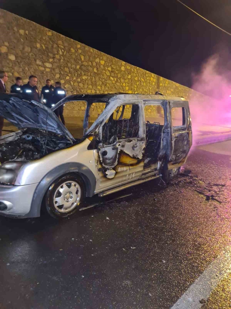 Malatya’da Seyir Halindeki Otomobil Alev Aldı