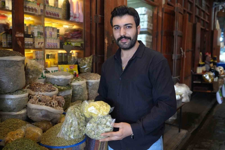 Gaziantep’te Havaların Soğumasıyla Vatandaşlar Aktarların Yolunu Tuttu