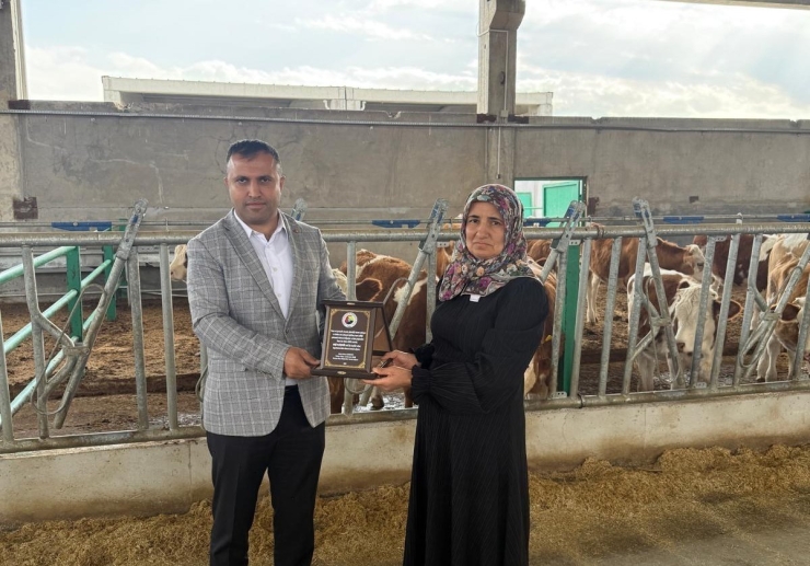 Tobb Malatya Genç Girişimciler Kurulu Tarafından Kadın Girişimci Hafure Adak’a Plaket