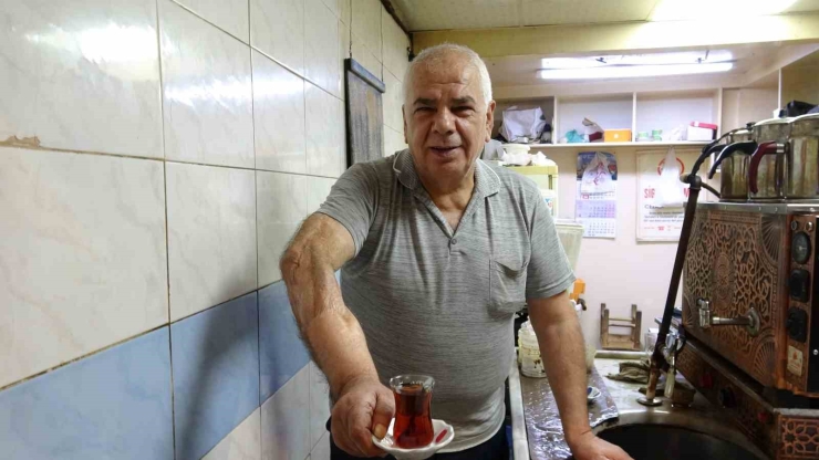 Tarihi Bakırcılar Çarşısı’nın Yarım Asırlık Çaycısı