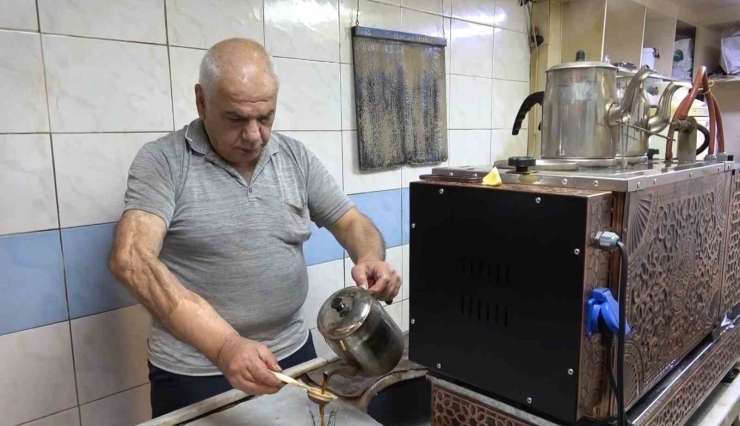 Tarihi Bakırcılar Çarşısı’nın Yarım Asırlık Çaycısı