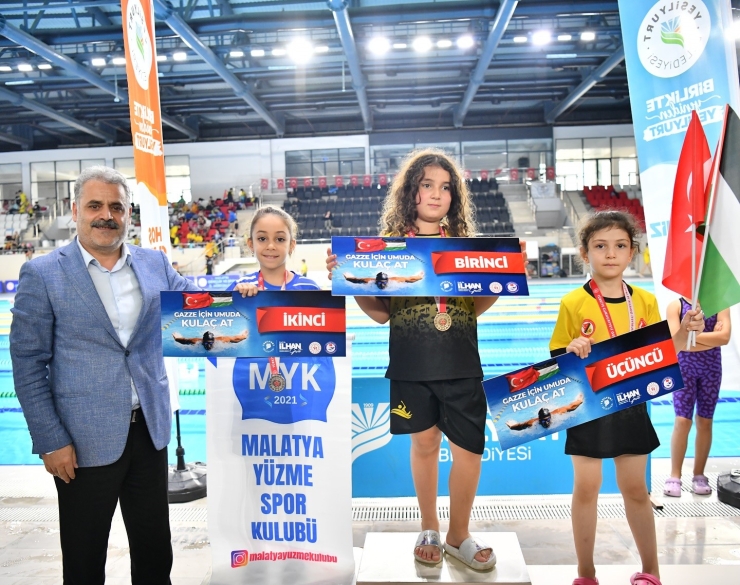 Kulaçlar Gazze İçin Atıldı