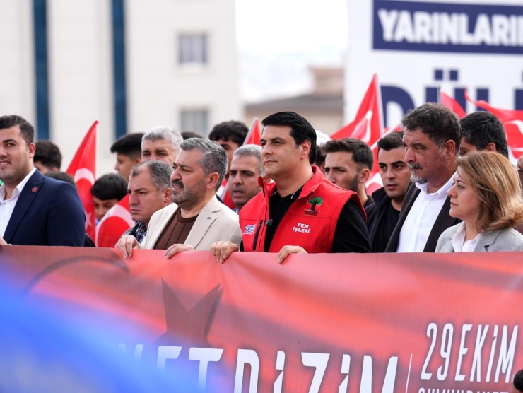 Şehitkamil’de Gençler, Cumhuriyet İçin Yürüdü
