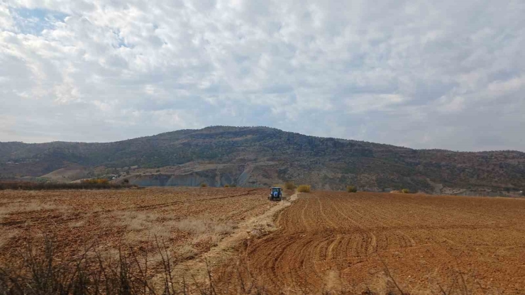 Kulp İlçesinde Çiftçiler Ekim Mesaisine Başladı