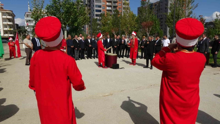 Festivalde Kurulan Sofradaki Yemek Ve Tatlılar 10 Dakikada Tükendi