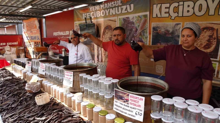 Festivalde Kurulan Sofradaki Yemek Ve Tatlılar 10 Dakikada Tükendi