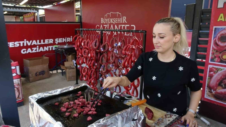 Festivalde Kurulan Sofradaki Yemek Ve Tatlılar 10 Dakikada Tükendi