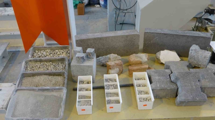 Malatya’da Deprem Enkazı Beton Yola Dönüştü