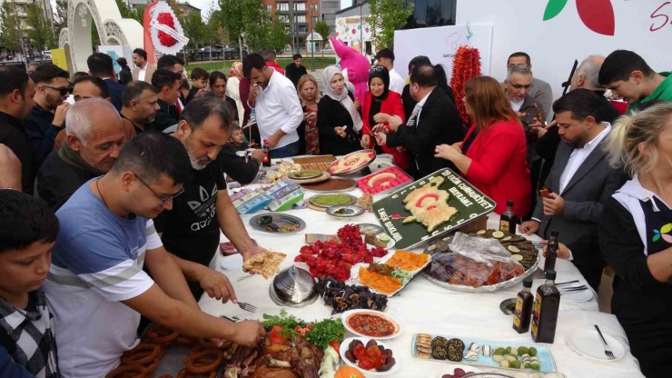 Festivalde Kurulan Sofradaki Yemek Ve Tatlılar 10 Dakikada Tükendi