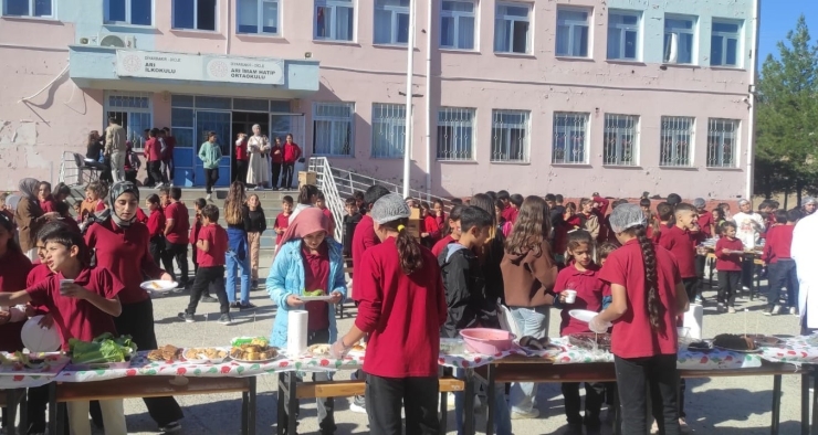 Dicle’de Öğrencilerden Gazze’ye Yardım Etkinliği