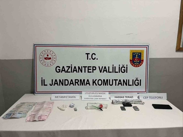 Gaziantep’te 4 Bin 587 Adet Captagon Hap Ele Geçirildi: 4 Şahıs Tutuklandı