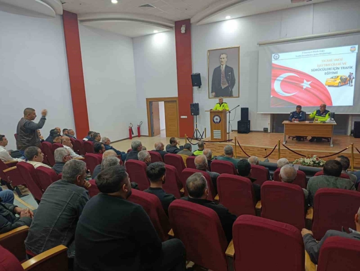 Malatya’da Ticari Taksi Sürücülerine Trafik Bilgilendirmesi