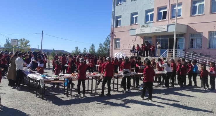 Dicle’de Öğrencilerden Gazze’ye Yardım Etkinliği