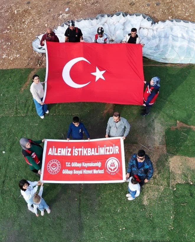 Paraşütle "ailemiz İstikbalimizdir" Mesajı Verildi