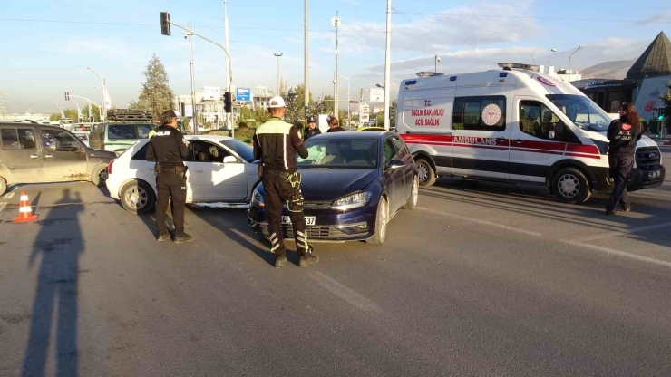 Malatya İki Otomobil Çarpıştı: 1 Yaralı