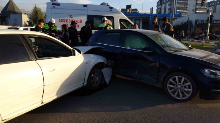 Malatya İki Otomobil Çarpıştı: 1 Yaralı
