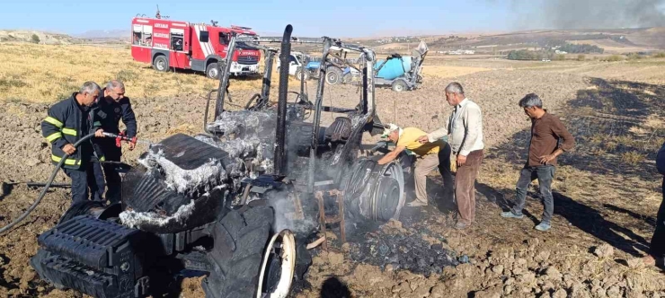 Tarlayı Süren Traktör Alev Alarak Yandı
