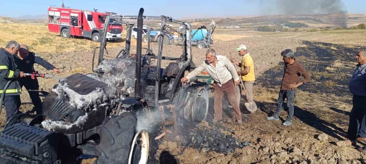 Tarlayı Süren Traktör Alev Alarak Yandı